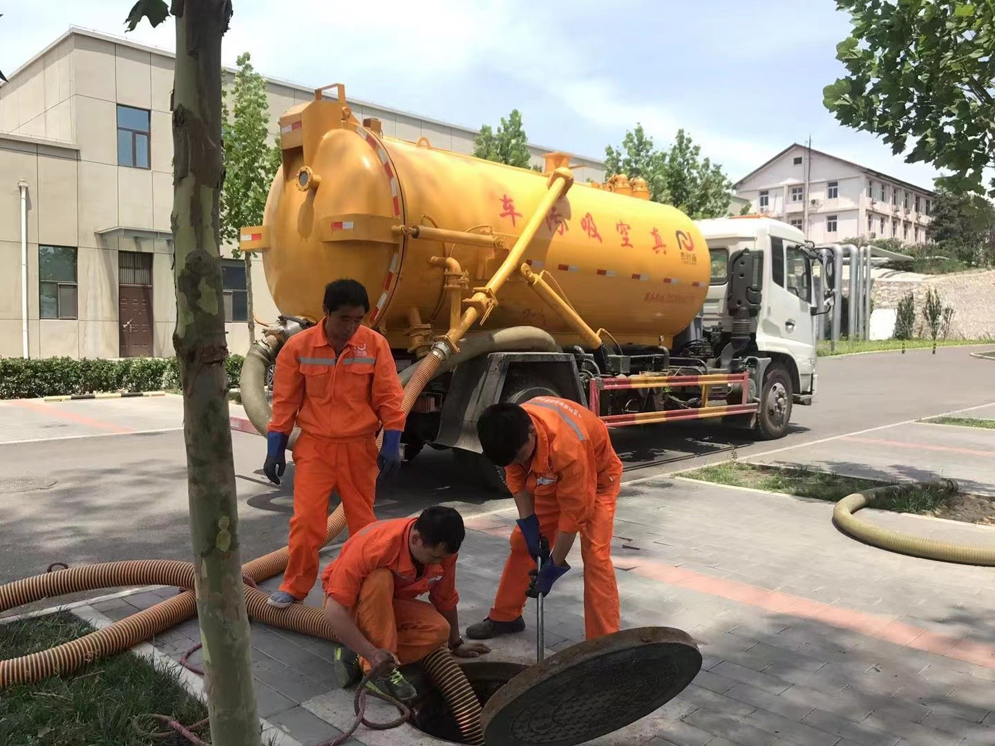 宝丰管道疏通车停在窨井附近