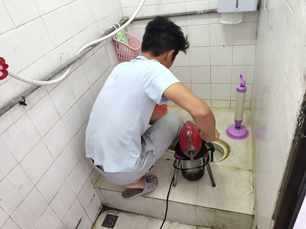 宝丰管道堵塞冒臭气 专业师傅现场解决问题