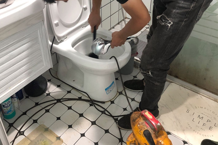 宝丰马桶堵塞自己疏通还是找师傅？专业上门服务让你省时更省心